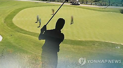 익산시의 한 골프장에서 향정신성의약품을 탄 커피를마시게 한 뒤 내기골프를 쳐 수천만원을 뜯어낸 일당이 구속됐다.