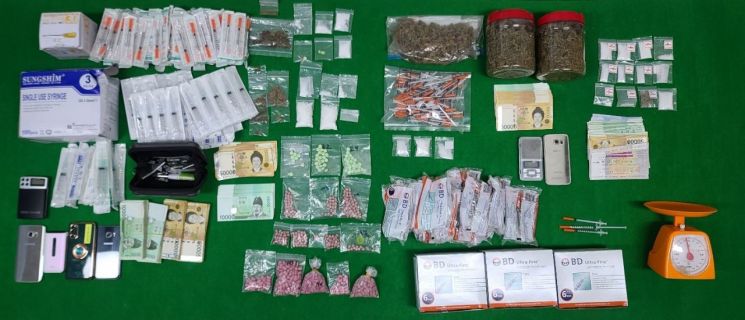 경찰이 압수한 필로폰 120g과 대마 추정 물질 250g, 엑스터시 추정 물질 600정, 수백개의 주사기./사진=강남경찰서 제공