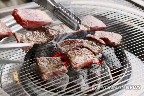 콩 단백질 등 식물성으로 구성된, 대체육이 관심을 끌면서 실제 '고기맛을 어느정도 내느냐'가 관건이 될 것으로 보인다. 사진은 불판 위에 올라가 있는 갈비.