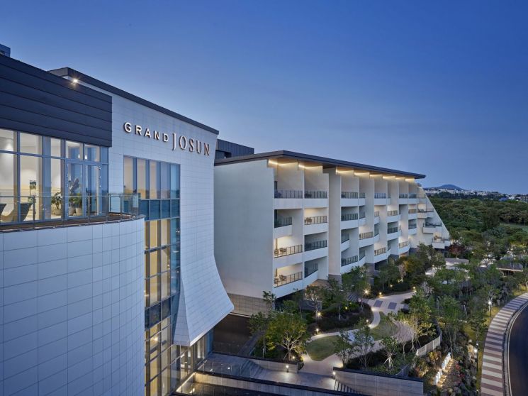 "오픈 2년, 누적 방문 100만" 그랜드 조선 제주, 최대 76% 객실 할인