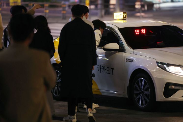 서울 강남역 인근에서 시민들이 빈 택시를 향해 모여들고 있다. [이미지출처=연합뉴스]