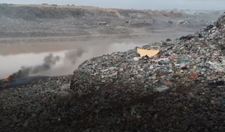 의류 쓰레기로 가득한 가나 모습 / 사진=유튜브 영상 캡처