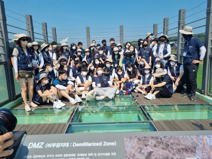 고등학생 독립운동길 순례단이 임진각 DMZ를  순례하는 모습.