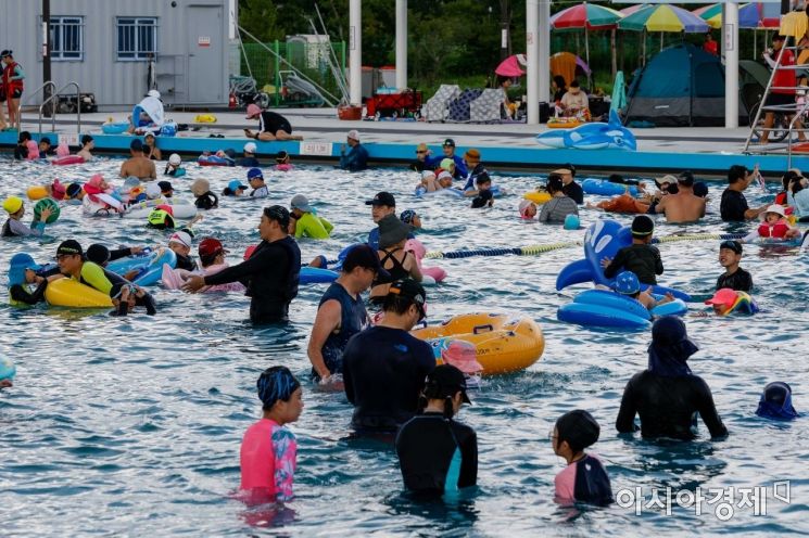 서울 여의도 한강수영장을 찾은 시민들이 물놀이를하며 더위를 식히고 있다./강진형 기자aymsdream@