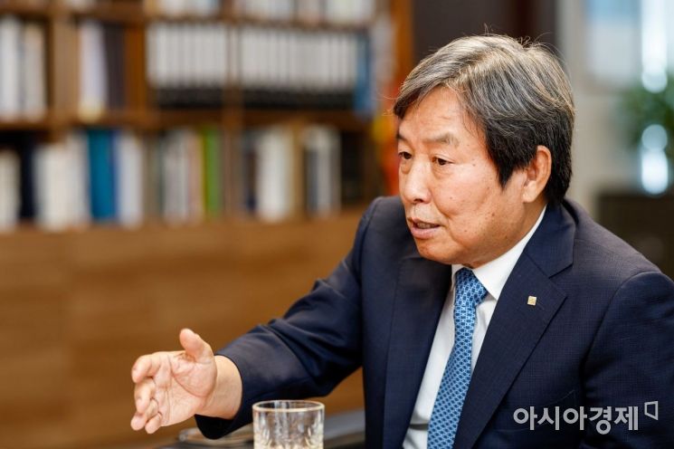 석정훈 대한건축사협회 회장이 29일 서울 서초구 대한건축사회관에서 인터뷰하고 있다./강진형 기자aymsdream@