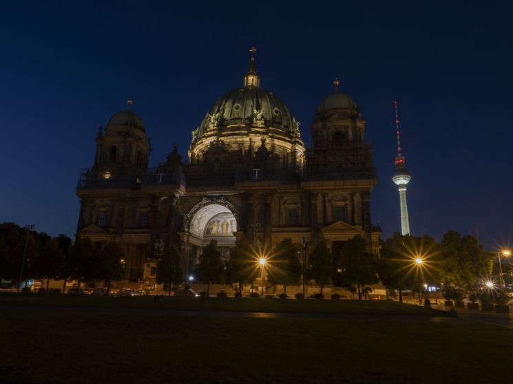독일 수도 베를린에 있는 베를린 대성당이 에너지 절약 시책에 따라 어둠에 싸여 있다. [이미지출처=연합뉴스]