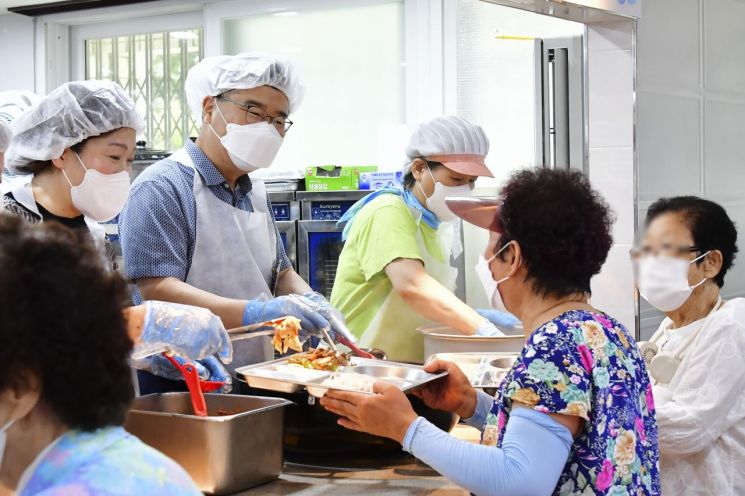 [포토]조성명 강남구청장, 코로나19 전담병원 방문 격려 