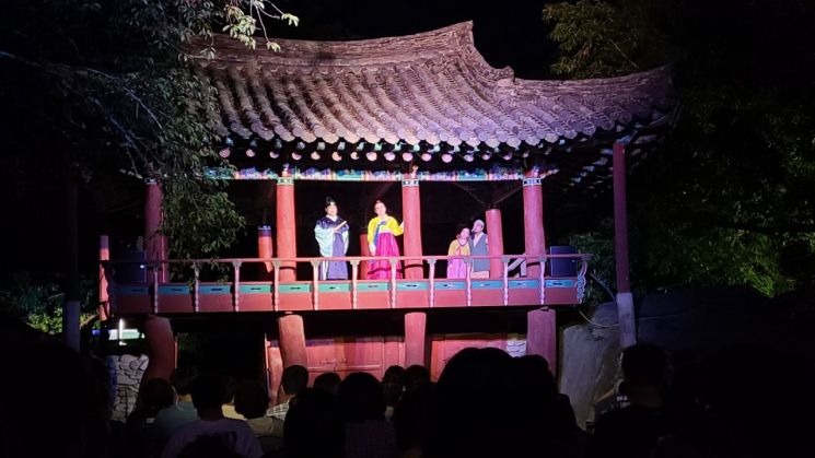 32회 거창국제연극제가 열리고 있는 29일 수승대 관광지 구연서원의 관수루를 무대로 오페라와 판소리 융합 음악극 '춘향전'이 공연되고 있다. /김용우 기자@