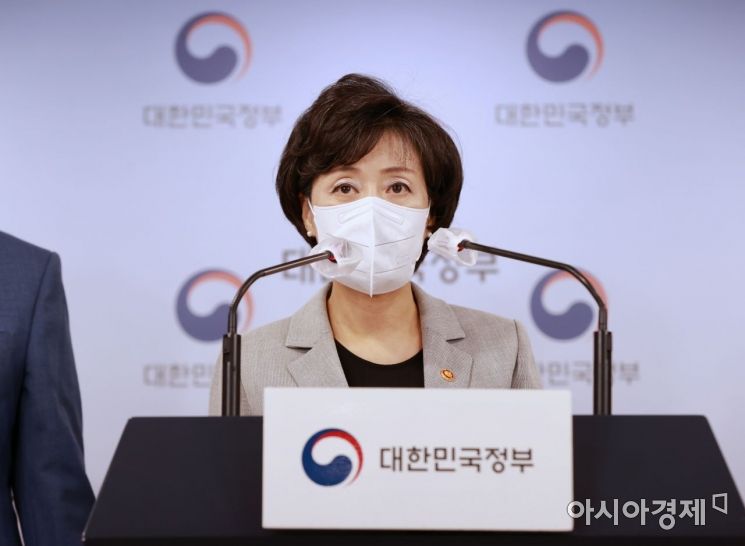 7살 초등학교 입학 추진에…학부모 "유모차 끌고 나가야 할 판"