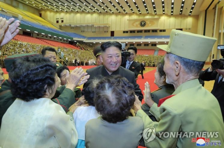 김정은 북한 국무위원장이 지난 29일 제7차 전국노병대회 참가자들과 만나 기념사진을 촬영하고 있다. 사진=연합뉴스