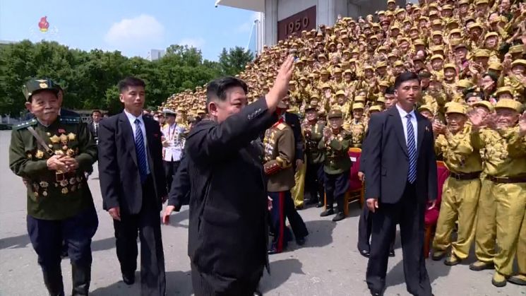 김정은 북한 국무위원장을 근접 경호하는 북한 경호원들. 사진=연합뉴스