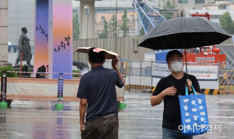 태풍 송다의 영향으로 전국적으로 많은 양의 비가 내리고 있는 31일 서울역 광장을 지나는 시민들이 우산을 쓰고 발걸음을 서두르고 있다./윤동주 기자 doso7@
