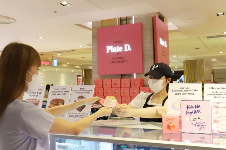MZ세대에게 유명한 디저트 카페인 롯데백화점 본점 플디에서 고객이 케이크를 구매하고 있다.