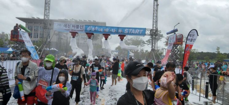 비누거품 속 달리기! … 경북도, 올해 ‘예천 버블런’ 한여름 이색 재미 선사