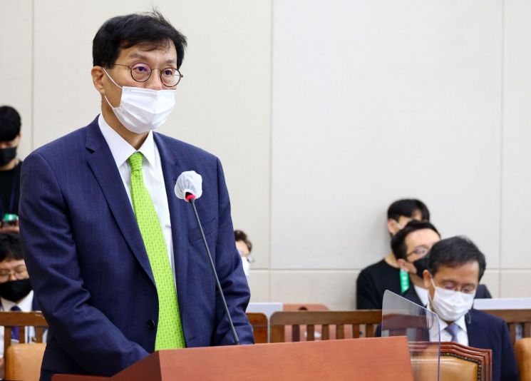 이창용 한국은행 총재가 1일 서울 여의도 국회에서 열린 기획재정위원회 전체회의에서 업무보고를 하고 있다. [이미지출처=연합뉴스]