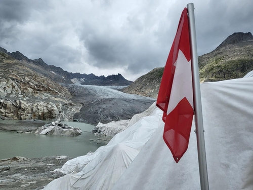 지난달 30일(현지시간) 스위스 알프스 산악지역 발레주의 론 빙하에는 햇빛을 반사해 얼음의 소실을 막기 위한 흰색 천막이 덮어져 있다. [이미지출처=연합뉴스]