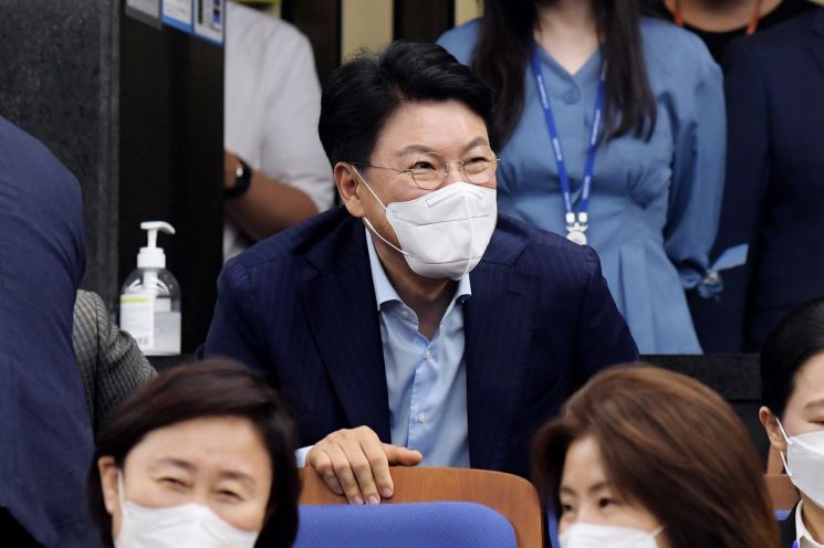 장제원 국민의힘 의원이 1일 오후 서울 여의도 국회에서 열린 의원총회에서 의원들과 인사를 나누고 있다. (사진 제공=연합뉴스)