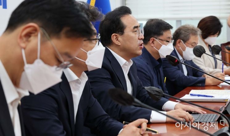 박홍근 더불어민주당 원내대표가 2일 국회에서 열린 원내대책회의에 참석, 모두발언을 하고 있다./윤동주 기자 doso7@