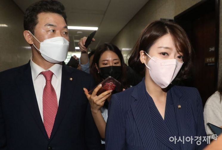 국민의힘 최고위원직 사퇴를 밝힌 배현진, 윤영석 최고위원이 2일 국회 원내대표실에서 열린 비공개 최고위원회의를 마치고 회의실을 나서고 있다./윤동주 기자 doso7@