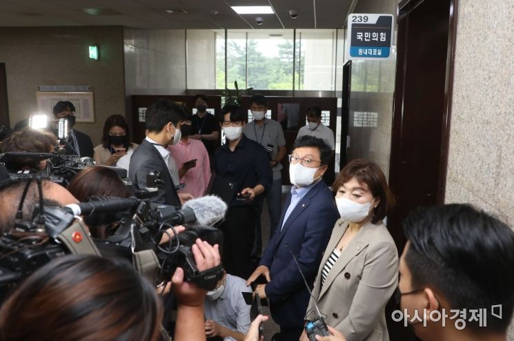 박형수, 양금희 국민의힘 원내대변인이 2일 국회 원내대표실 앞에서 비공개 최고위원회의 결과를 설명하고 있다./윤동주 기자 doso7@