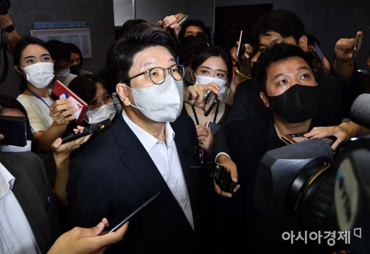 권성동 국민의힘 원내대표가 2일 국회 원내대표실에서 열린 비공개 최고위원회의를 마치고 회의실을 나서고 있다./윤동주 기자 doso7@