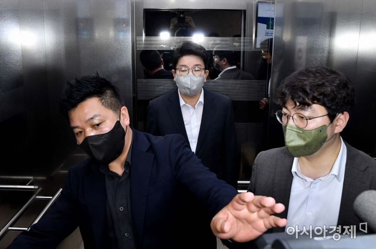권성동 국민의힘 원내대표가 2일 국회 원내대표실에서 열린 비공개 최고위원회의를 마치고 회의실을 나서고 있다./윤동주 기자 doso7@