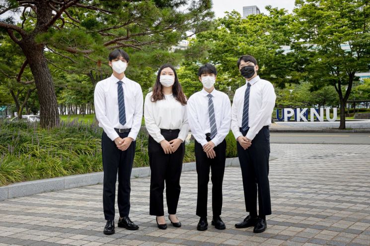 (왼쪽부터) 이은수, 이유경, 최진혁, 김성주 학생이 대회 입상 기념사진을 찍고 있다.