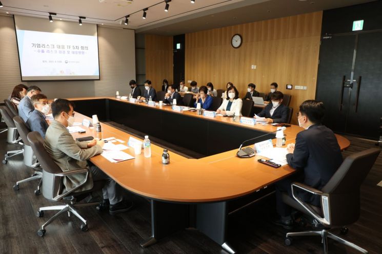 2일 서울 강남 한국무역협회에서 수출을 주제로 한 기업리스크 대응 TF 5차 회의가 진행되고 있다.