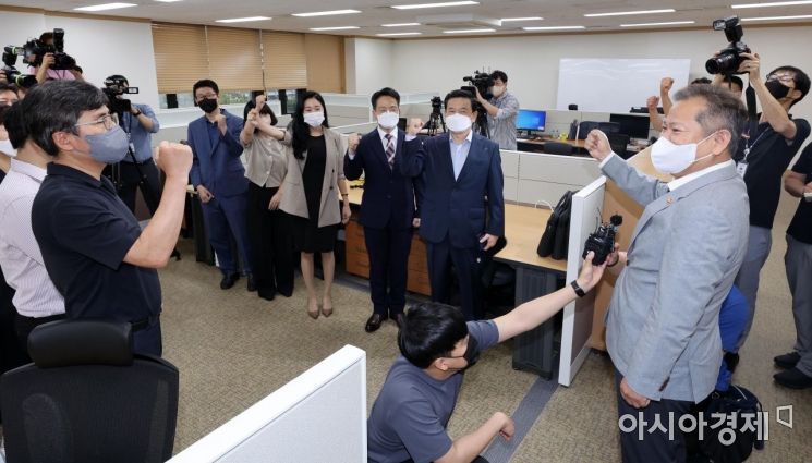 이상민 행정안전부 장관이 2일 서울 종로구 정부서울청사 내 경찰국을 방문해 직원들과 파이팅을 외치고 있다. 행정안전부 내에 경찰 업무를 담당하는 조직인 경찰국은 이날 공식 출범했다./김현민 기자 kimhyun81@