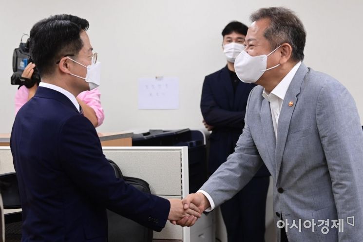 경찰국이 공식 출범한 2일 오전 이상민 행정안전부 장관이 서울 종로구 정부서울청사 내 경찰국을 방문해 우지완 경찰국 자치경찰지원과장과 악수를 하고 있다./김현민 기자 kimhyun81@