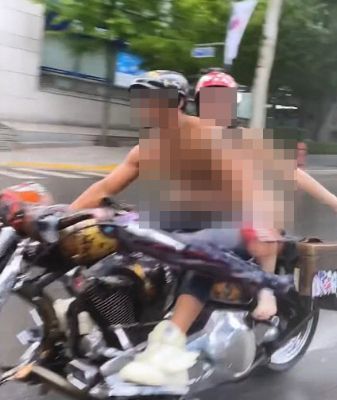 서울 강남구에서 목격된 비키니 라이딩.[사진=온라인 커뮤니티 캡처]