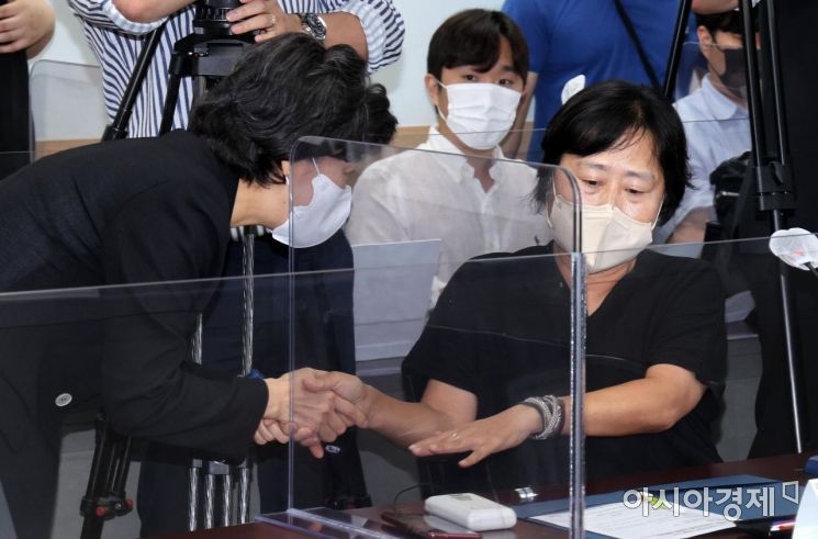 [포토] 취학연령 하향 관련 학부모 간담회 나선 박순애 부총리