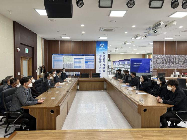 한국건축학교육인증원 실사평가단이 창원대 건축학부 교수진과 만나 건축학교육 프로그램 인증심의를 하고 있다.