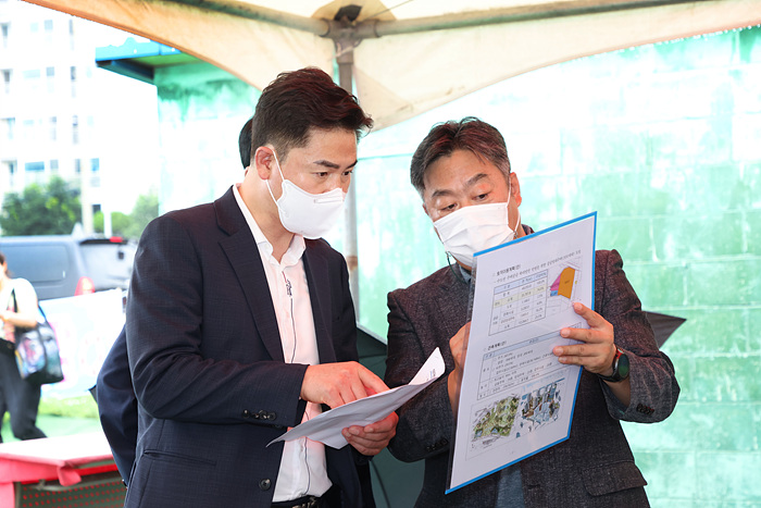 오언석 도봉구청장(왼쪽)은 8월2일 성대야구장을 방문해 주변 부지를 둘러보고 민원사항들을 검토했다.