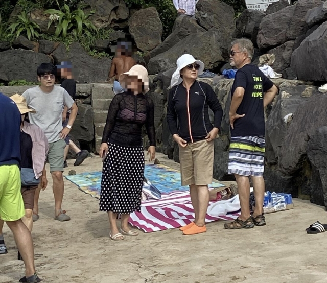 제주 휴가 떠난 文부부…선글라스·반바지 차림으로 해수욕장서 포착