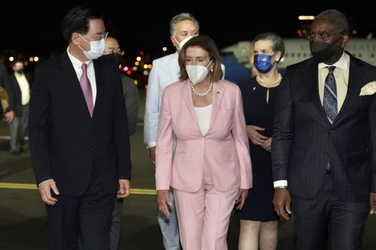 아시아 순방중인 낸시 펠로시 미국 하원의장(가운데)이 중국의 거센 반발 속에 지난 2일 대만에 도착했다. [이미지출처=AP연합뉴스]