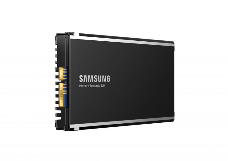 삼성전자가 지난 3일 공개한 컴퓨트 익스프레스 링크(CXL) 기반 '메모리 시맨틱 SSD(솔리드 스테이트 드라이브).(사진제공=삼성전자)