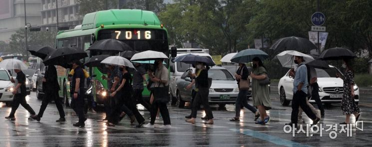 [포토] 출근길 비 내리는 도심