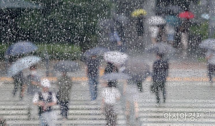 수도권과 강원 영서 지역에 많은 비가 쏟아진 3일 서울 광화문 일대에서 시민들이 출근길 발걸음을 재촉하고 있다./김현민 기자 kimhyun81@