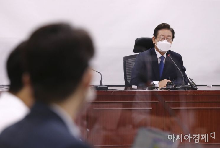 이재명 더불더민주당 대표 후보가 3일 국회에서 기자간담회를 갖고 있다./윤동주 기자 doso7@