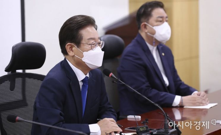 이재명 더불더민주당 대표 후보가 3일 국회에서 기자간담회를 갖고 있다./윤동주 기자 doso7@