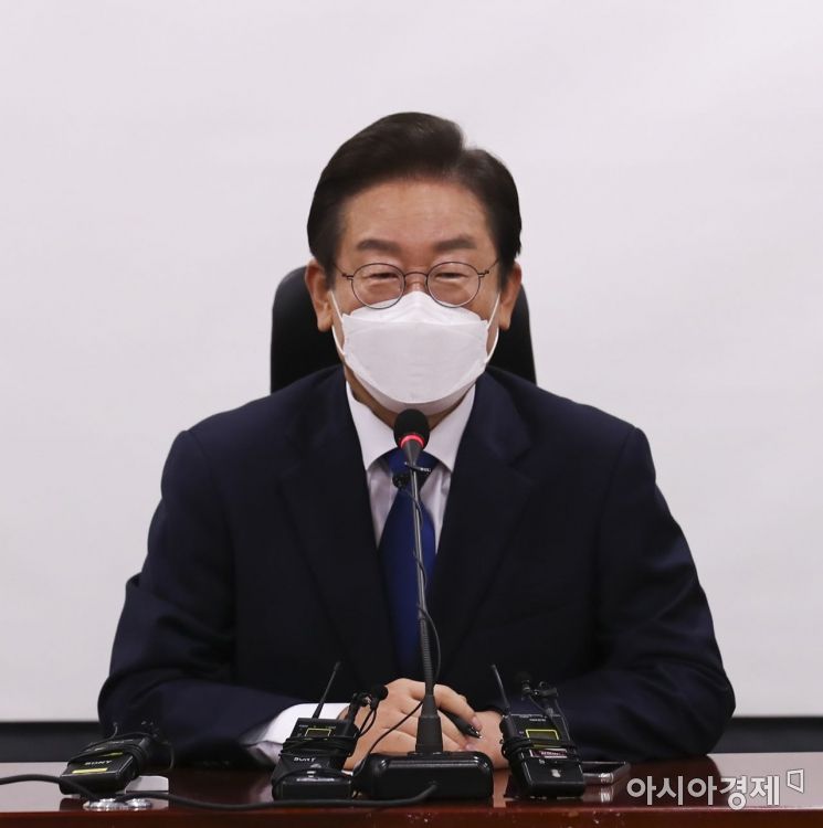 이재명 더불더민주당 대표 후보가 3일 국회에서 기자간담회를 갖고 있다./윤동주 기자 doso7@