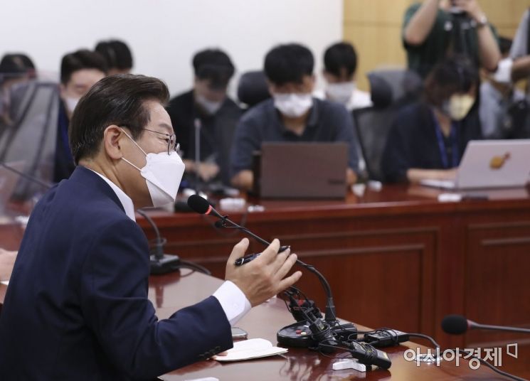 이재명 더불더민주당 대표 후보가 3일 국회에서 기자간담회를 갖고 있다./윤동주 기자 doso7@