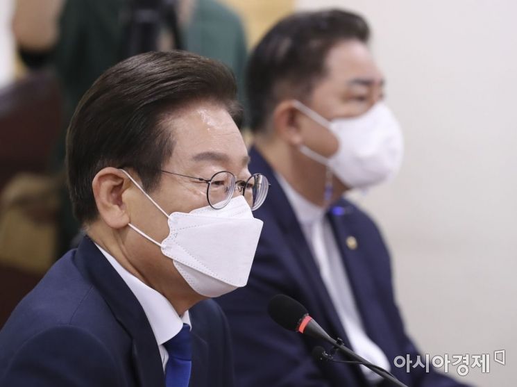 이재명 더불더민주당 대표 후보가 3일 국회에서 기자간담회를 갖고 있다./윤동주 기자 doso7@