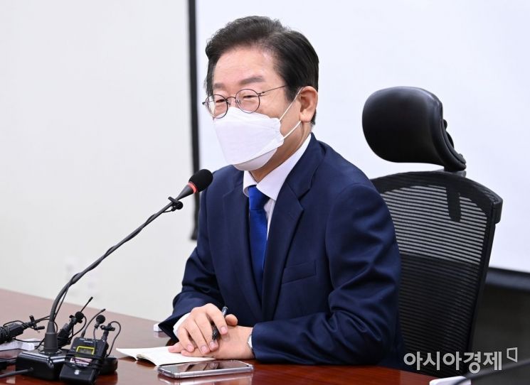 이재명 더불더민주당 대표 후보가 3일 국회에서 기자간담회를 갖고 있다./윤동주 기자 doso7@