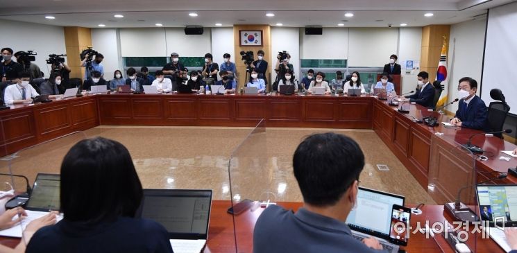이재명 더불더민주당 대표 후보가 3일 국회에서 기자간담회를 갖고 있다./윤동주 기자 doso7@