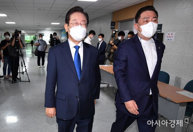 이재명 더불더민주당 대표 후보가 3일 국회에서 기자간담회를 마친 후 이동하고 있다./윤동주 기자 doso7@
