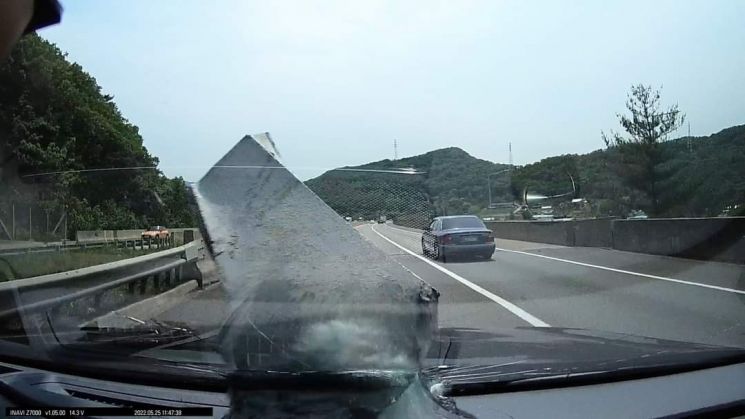 중부고속도로에서 달리던 승용차에 알루미늄 폼이 날아들어 운전선 유리창을 관통했다. 사진=대한민국 경찰청 페이스북