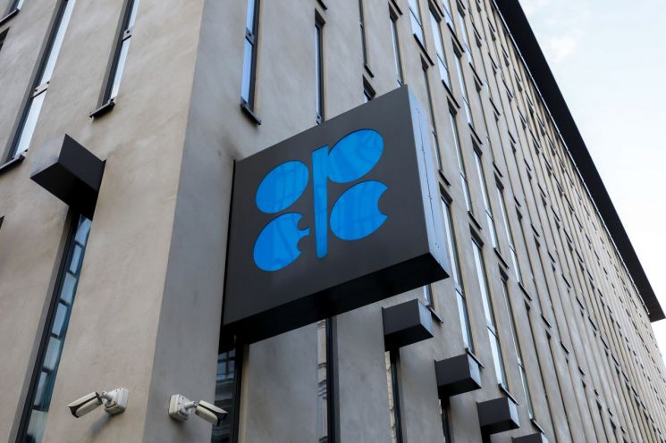 OPEC+, 하루 10만배럴 증산 합의…역대 최저 증산량