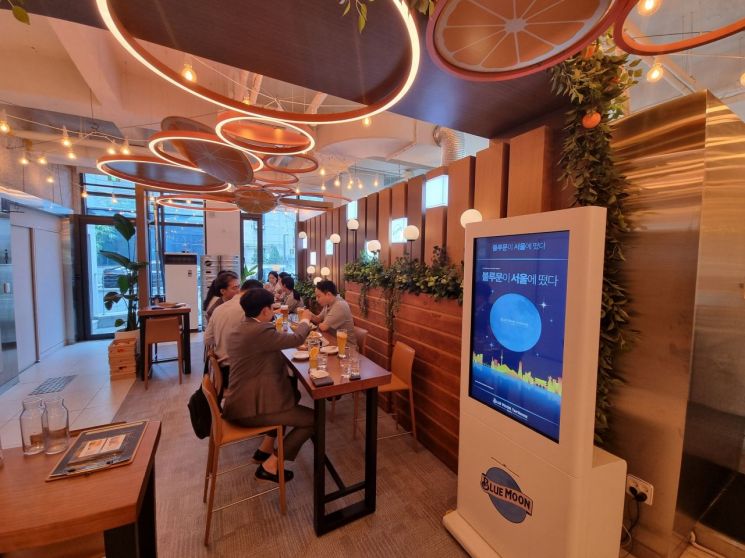 서울 강남구 역삼동에 위치한 '블루문 팝업스토어' 내부 전경.
